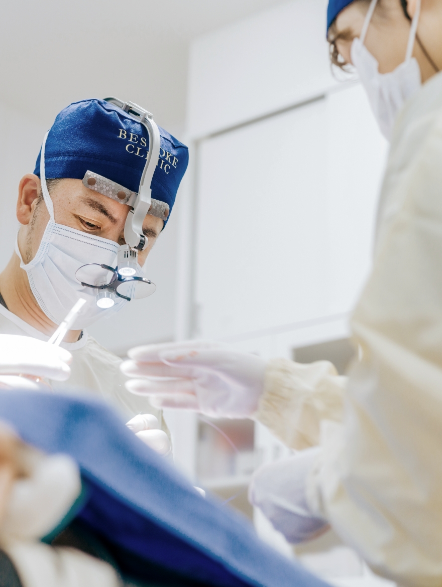 美容皮膚科の施術を受ける女性の画像