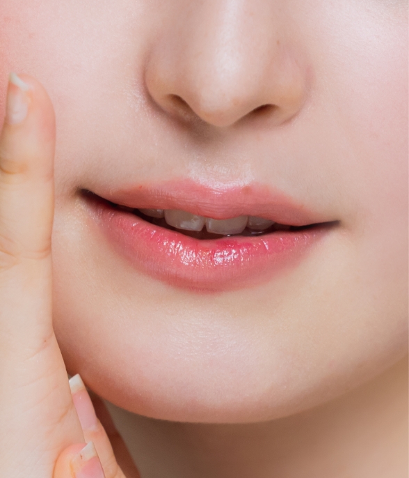 女性の口元の画像