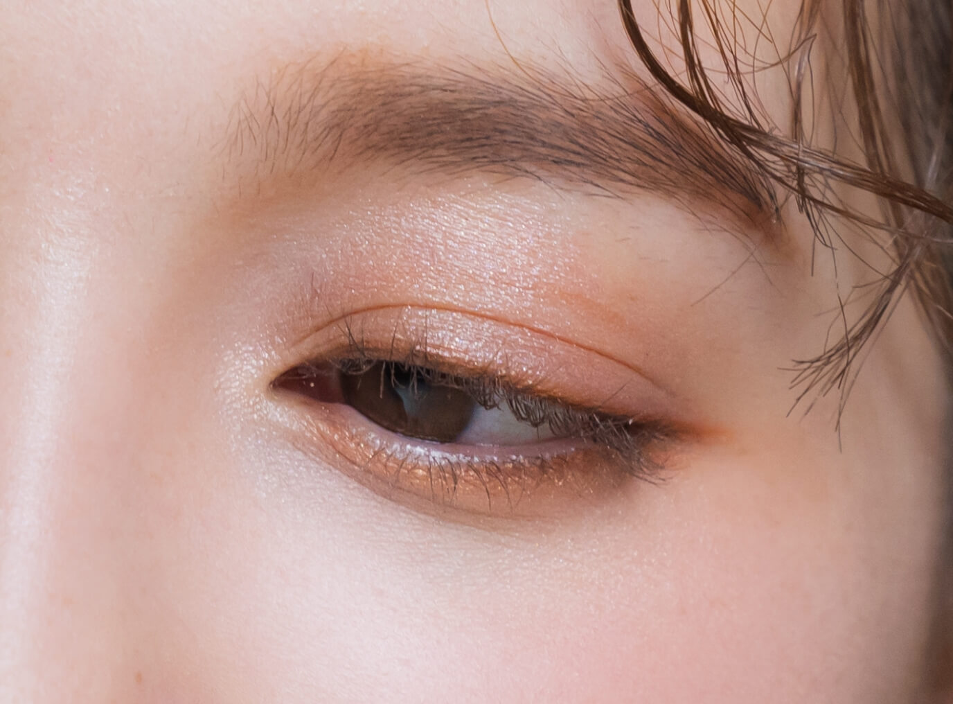 女性の目元の画像