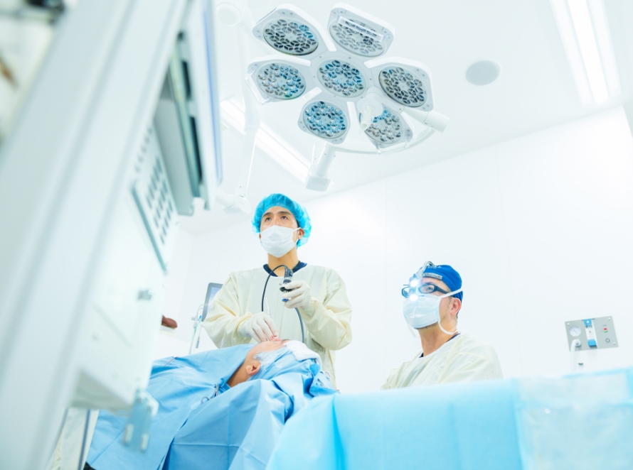 施術中の医師の画像