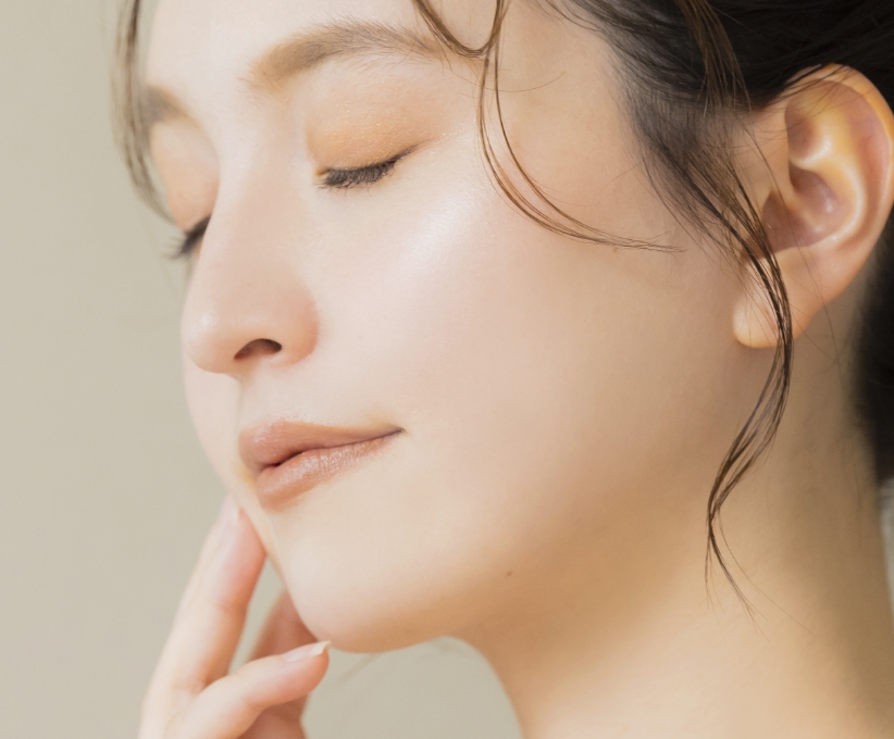 美容皮膚科の施術を受ける女性の画像