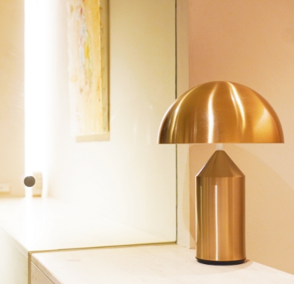 みずみずしい赤い花の画像