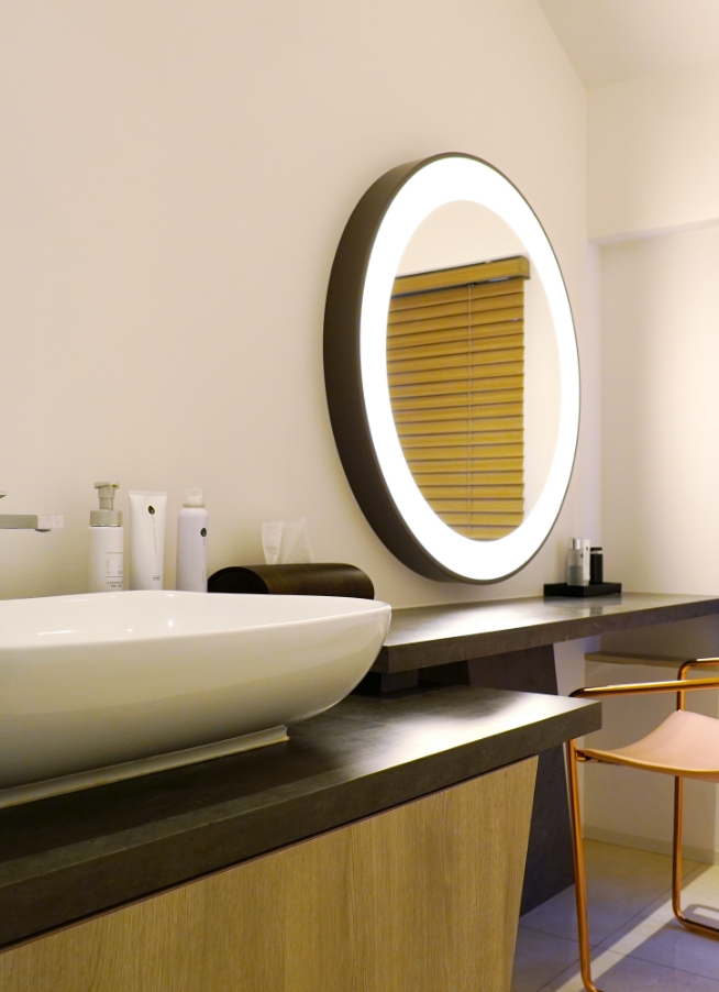 美容皮膚科の施術を受ける女性の画像