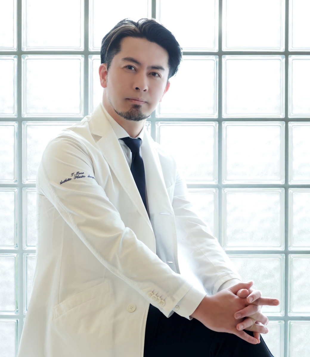 施術中の医師の画像